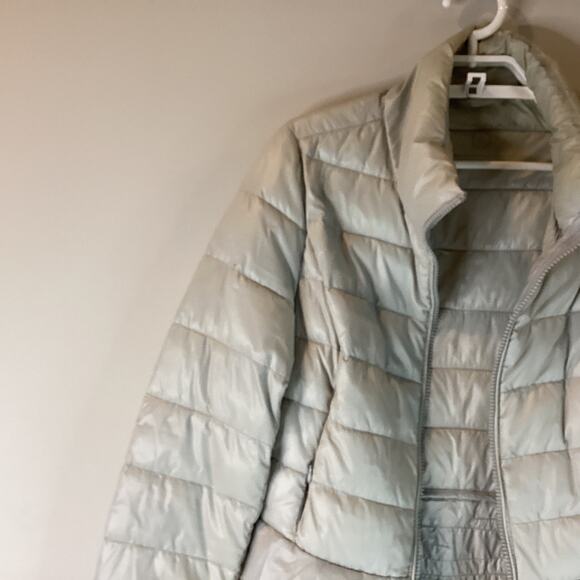 T Tahari Lightweight Beige Jacket Quilted Ruffles Flattering Size S - Picture 4 of 12